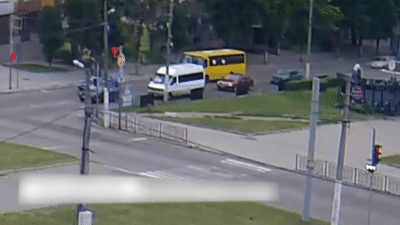 Oto phong nhanh dam vao duoi xe bus dung den do hinh anh