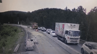 Xe ben mat lai huc nat hang loat oto tren cao toc hinh anh