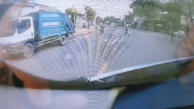 Nam sinh lai xe may vuot au dam vao nguoi phu nu di bo sang duong hinh anh