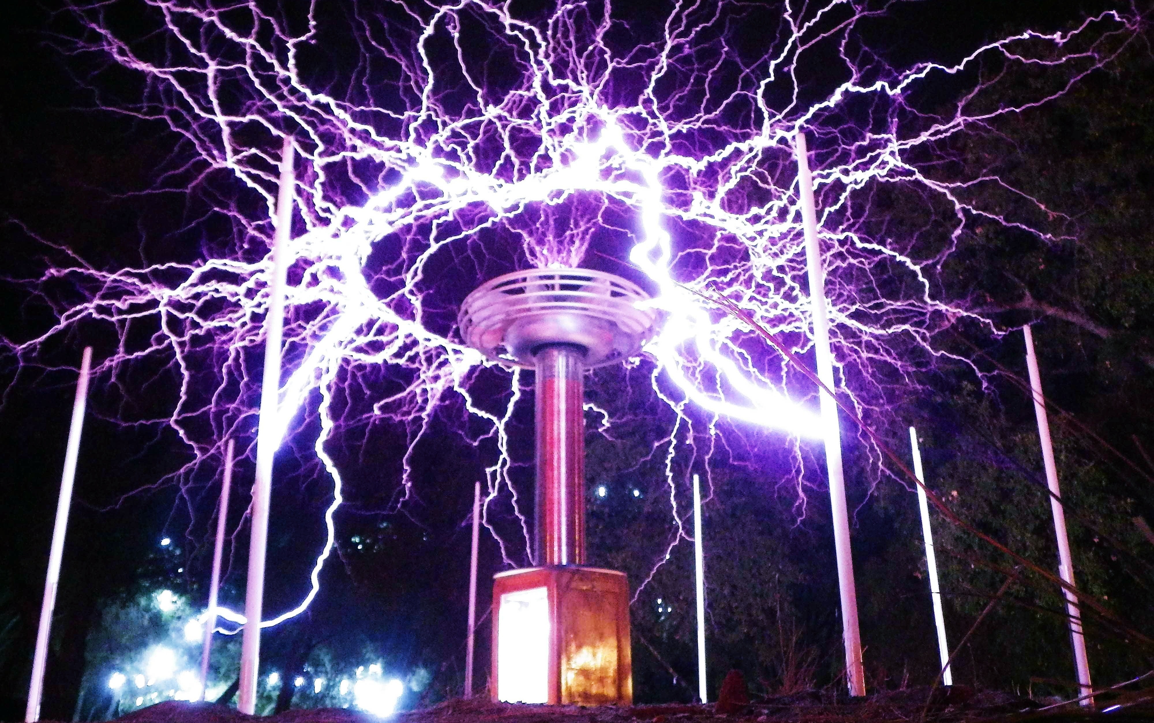 Tesla Coil: Thu vu khi khung khiep hay giac mo phat dien toan cau? hinh anh