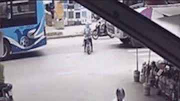 Bang qua duong thieu quan sat, tai xe xe may bi xe container huc nga hinh anh