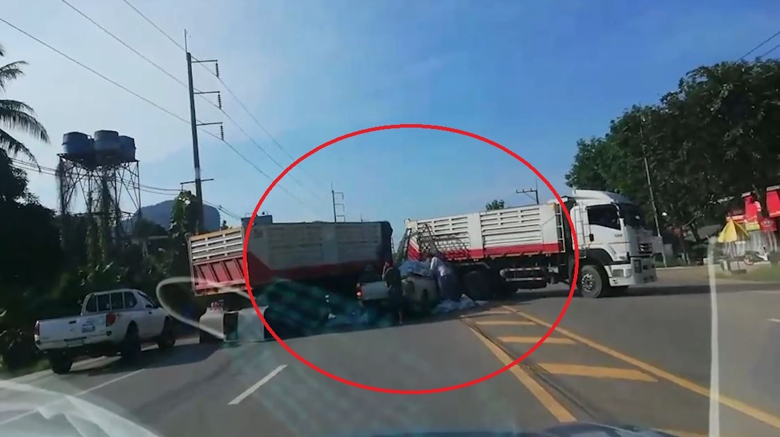 Dam dong giai cuu nguoi mac ket trong oto sau va cham voi xe tai hinh anh