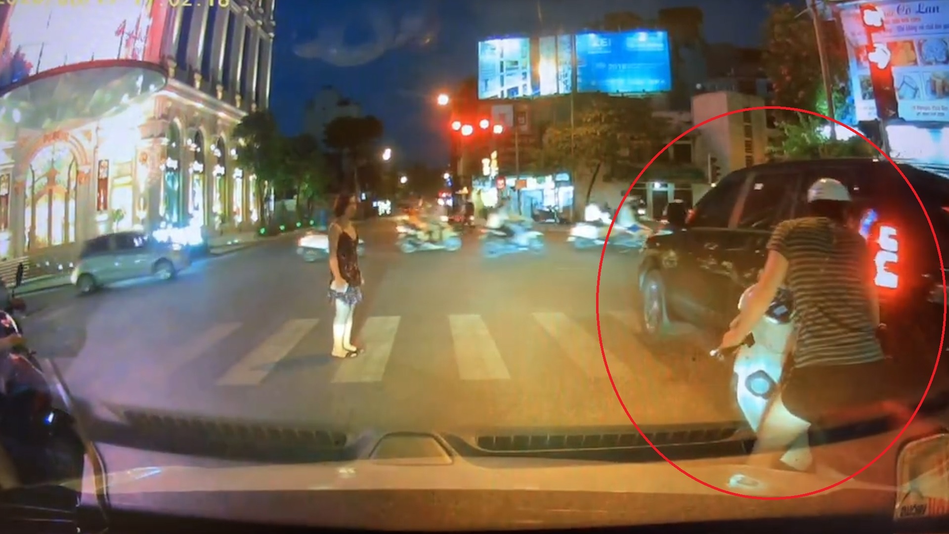 Oto vuot den do va cham voi nguoi phu nu di xe may roi bo di hinh anh