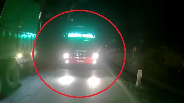 Xe khach vuot au tai khuc cua tren deo suyt dam vao oto hinh anh