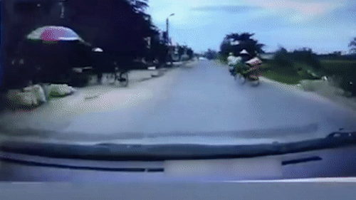 Oto lao len via he tranh nguoi phu nu di xe dap re au sang duong hinh anh