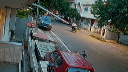 Nguoi dan ong nam bam tren mui chiec oto chay nhanh tren duong hinh anh