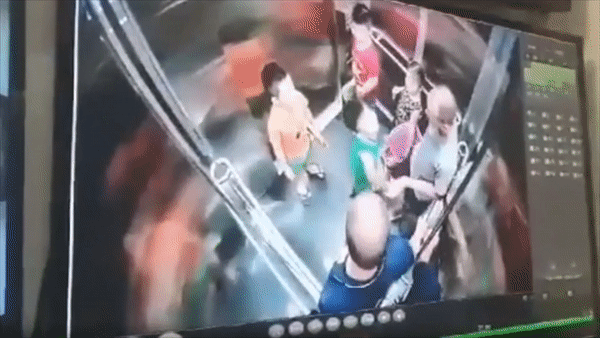 Be trai bi nguoi dan ong da vao bo phan nhay cam trong thang may hinh anh