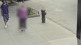 Thanh nien vo co day ba cu nga guc, dap dau vao voi nuoc cuu hoa hinh anh