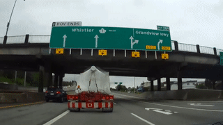 Container cho hang vuot qua chieu cao va cham voi gam cau vuot hinh anh