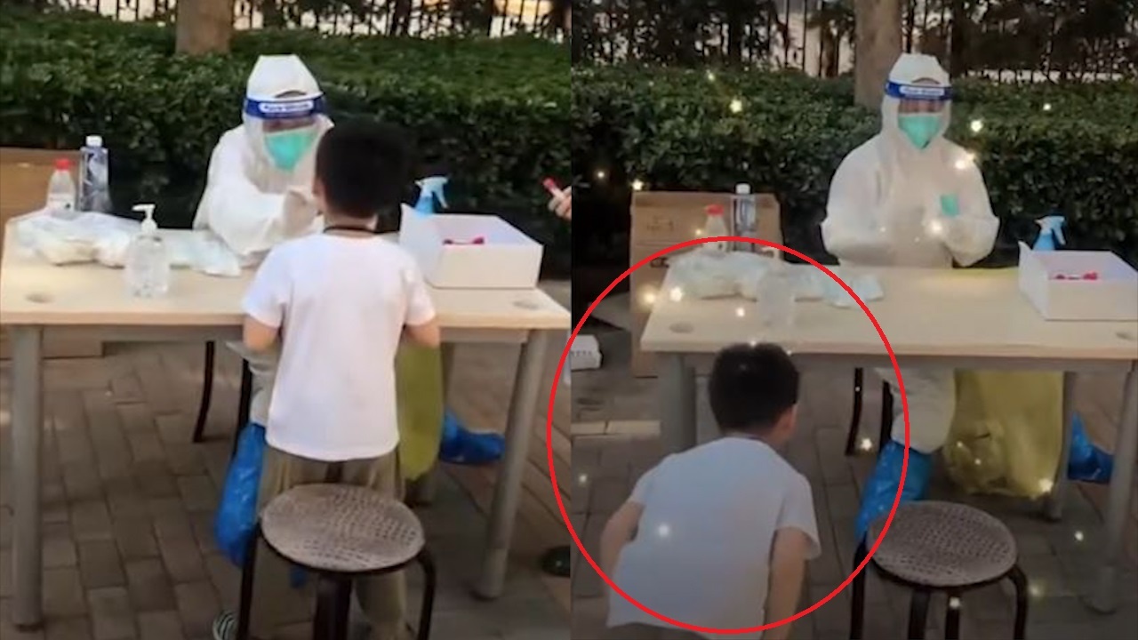 Be trai cui dau cam on nhan vien y te sau khi duoc xet nghiem hinh anh