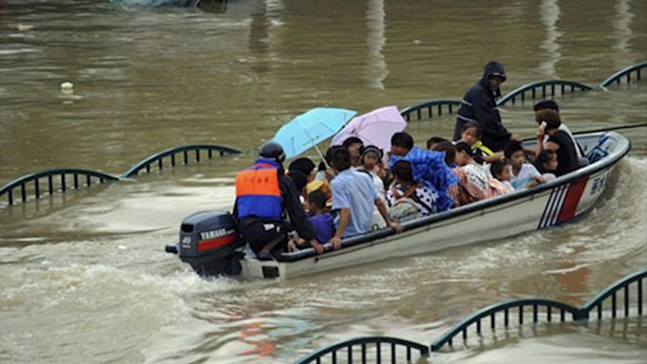 Mua lon gay lo dat khien hon 20.000 dan phai so tan o Trung Quoc hinh anh