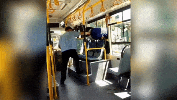 Khong quet ma QR, nguoi phu nu chui vao xe buyt tu cua so hinh anh