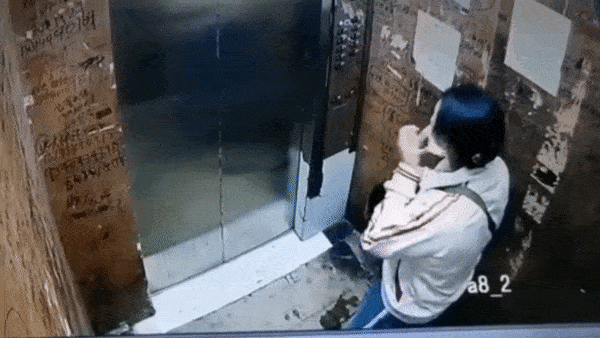 Nguoi phu nu TQ lien tuc nho nuoc bot vao cac nut bam trong thang may hinh anh