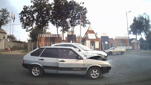 Dau oto boc chay sau va cham giao thong voi xe khac hinh anh