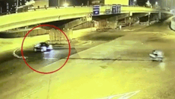 Xe khach huc vang oto con khi qua giao lo hinh anh