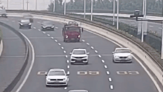 Nu tai xe lai oto quay dau di nguoc chieu tren cao toc hinh anh