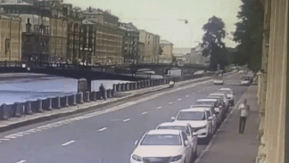 Tai xe dieu khien xe may phong nhanh mat lai lao len le duong hinh anh