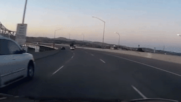 Oto roi xuong dat sau khi mat lai tren cau hinh anh