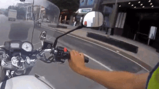 Canh sat chan xe may cho 6 thieu nien chay tren duong hinh anh