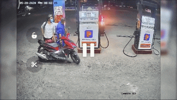 Tai xe lui xe vao tru bom xang, oto boc chay du doi hinh anh