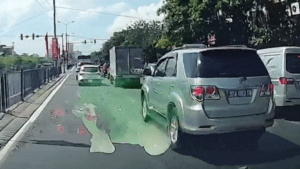 Xe may tong vao duoi oto vi khong kip giam toc khi den do hinh anh