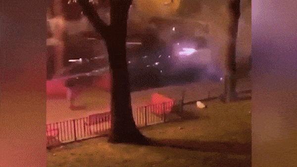 Nhom thanh nien gay go nhau bang phao hoa o My hinh anh