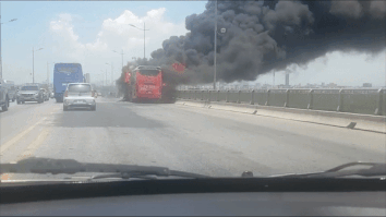 Xe khach boc chay ngun ngut, hanh khach kip thao chay hinh anh