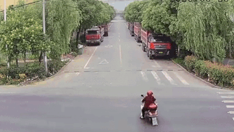 Nguoi dieu khien xe may thoat nan sau khi bi xe tai dam trung hinh anh