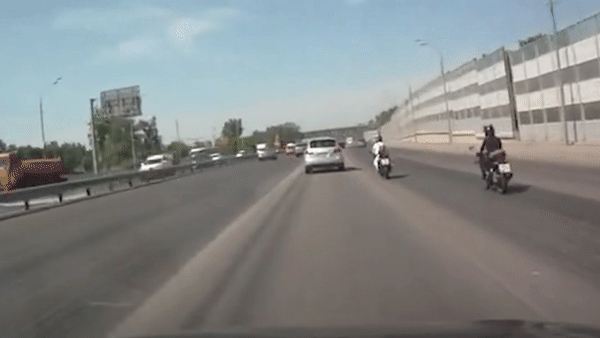 Di vao doan duong moi do nhua, co gai di xe may nga ben canh oto hinh anh