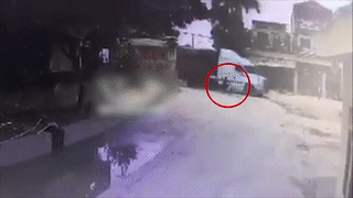 Co vuot xe container dang om cua, thanh nien bi keo le tren duong hinh anh