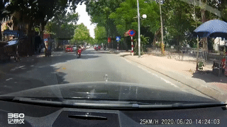 Nguoi di xe may dua chan khieu khich truoc dau oto hinh anh