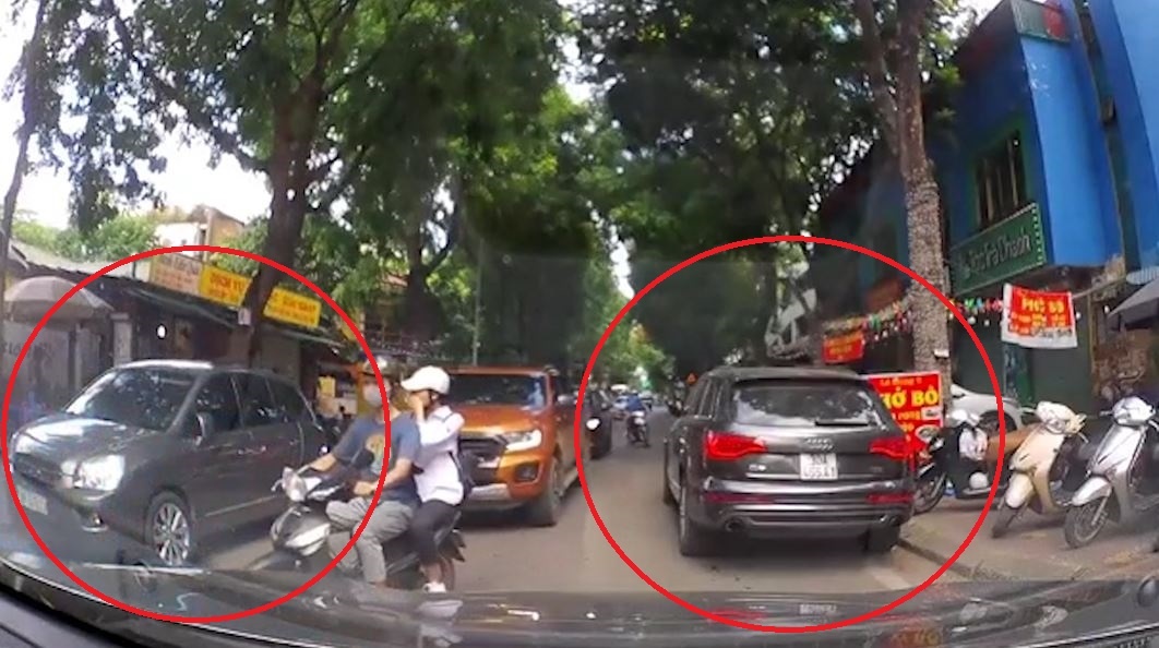 Tai xe do oto ven duong chan giua nga tu de vao quan an hinh anh