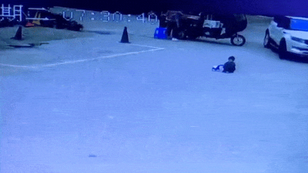 Be trai may man thoat chet sau khi chui vao gam oto hinh anh