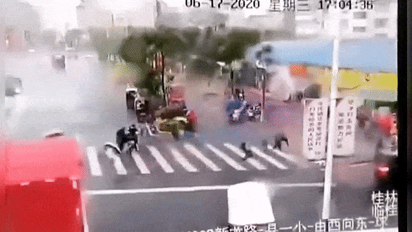 Gio manh thoi mai nha bay xuong duong, 3 nguoi bi thuong hinh anh