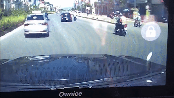 Va cham voi oto, 2 nguoi di xe may nga song soai hinh anh