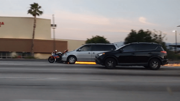 Oto day xe may toe lua, lao vun vut tren duong o My hinh anh