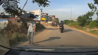 Xe may mat lai va quet oto roi nga xuong duong hinh anh