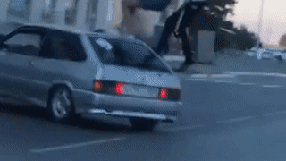 Dung tren noc oto dang di chuyen, cap doi nga xuong duong hinh anh