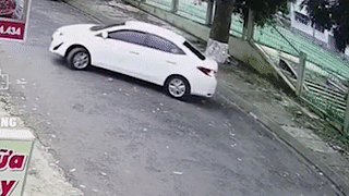 Tai xe xe may phong nhanh dam vao oto dang quay dau hinh anh