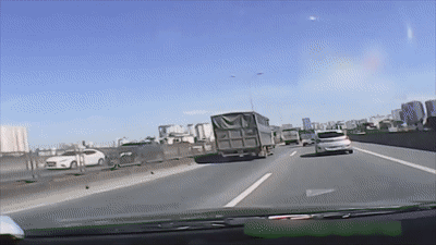 Oto bi xe tai dam xoay vong tren duong tren cao tai Ha Noi hinh anh