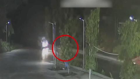 Xe may phong nhanh lan lan dam vao dau xe tai hinh anh