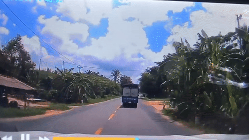 Nam thanh nien lai xe may lao ra duong khong quan sat suyt bi oto dam hinh anh