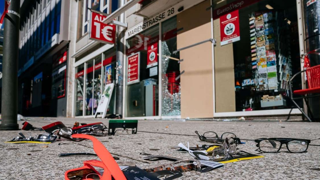 Hang tram nguoi du tiec lao vao tan cong canh sat gay rung dong o Duc hinh anh