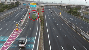 Xe container roi khoi cau vuot cao 9 m tai Thai Lan hinh anh