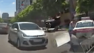 Nguoi dan ong do xe giua duong danh tai xe taxi hinh anh