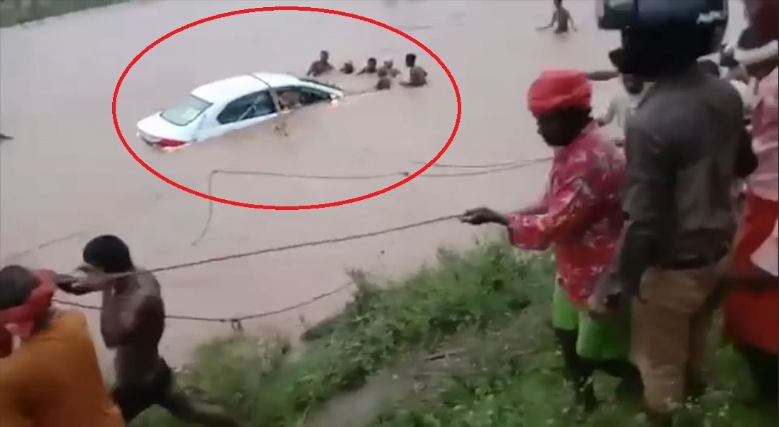 Nguoi dan hop suc giai cuu oto cho cap doi moi cuoi roi xuong song hinh anh