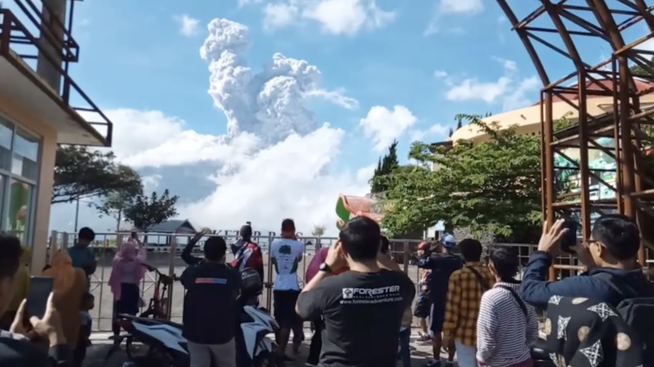 Khoanh khac nui lua phun trao tao thanh nhung dam may xam hinh anh