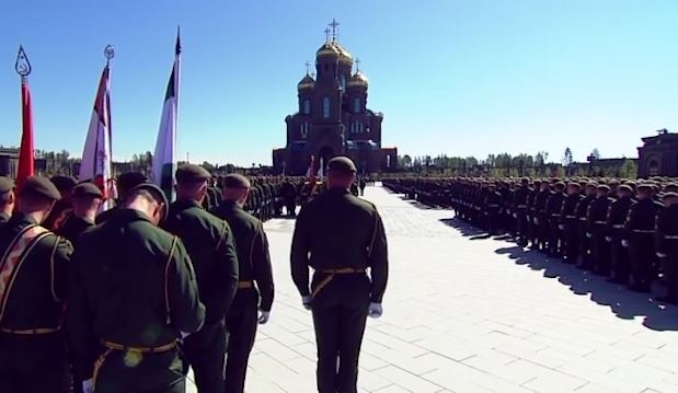 Sieu xe Aurus Senat cho TT Putin toi nha tho danh cho quan doi hinh anh