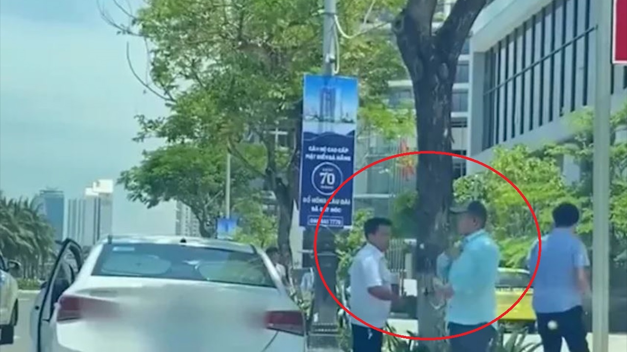 Dan du khach du lich de an hoa hong hinh anh