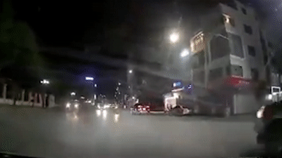 Xe may phong nhanh dam thang vao dau xe ban tai hinh anh